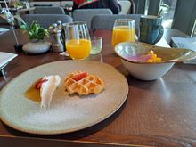 The addtional item for Diamonds in the Mozaik breakfast (  chose Mango juice) - the waffle with cream . This was unchanged during the week but the lounge had the oyster omellette ( no issue doing both but during golden week there was a small queue to enter the lounge for breakfast). Also got a origami silver crane to put on your table ( far left) -representing Diamond. Gold's got a yellow crane