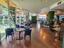 Breakfast place in the morning, restaurant for the rest of the day 