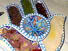 Hummus, tapenade, harrisa, pesto