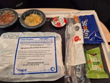 Now of course you have to know how to open the double-bagged main. Tip: don't use the plastic knife, it's not strong enough. 