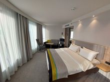 Larger corner room / Holiday Inn Express Düsseldorf Hauptbahnhof