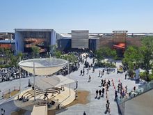 View of the queues to enrer the french and american pavillions 