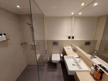 Bathroom Executive Room / Holiday Inn Frankfurt Airport