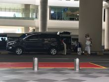 And here we see the fabulous rich couple getting ready to board their transfer to the Amanjiwo to enjoy their well deserved holiday retreat.