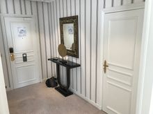 Entrance hall, with right the door connecting to another ambassador suite