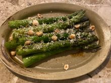 Asparagus with macadamia 