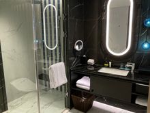 Most if not all the Deluxe Rooms have Showers with Rainfall and flexible attachment. The water temperature and pressure was excellent at this hotel!