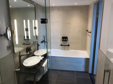Bathroom: double sinks and bathtub
Waterpressure fills the tub fast