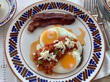 Huevos rancheros con tocina