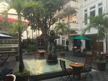 Exiting the lobby you will face the fountain court and the restaurant! This is the location of the heritage wing with the standard rooms