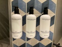 Marie Stella Maris : objets d'Amsterdam 
Bulk flasks
Fixed to a wall - bodylotion also available but not pictures