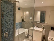 Bathroom 2: seperate showerstall with handheld/rainforest, bathtub and toilet 