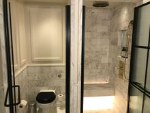 Seperate toilet (no bidet stick) and showerstall (excellent pressure and heating)