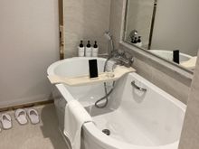 Excellent bath tray, must get one for home