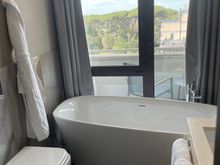 Separate bathtub (room to the right on entry)
