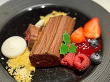 Red velvet Yule log
raspberry gel, meringue crumble and fresh berries