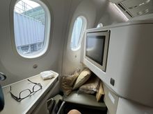 Normal sort of J seat but the cushion at the near end of the foot rest is unsupported for about 10cm.   Not a problem when using the seat as a seat but when fully reclined as a bed there is an annoying discontinuity in being flat. 