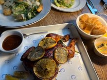 CAESAR
Ansjovis Dressing, Croutons,
Parmezaan....................................15