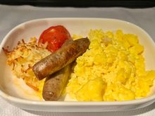 Rührei mit Rösti und Schweinewürste