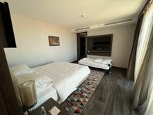 Suite: Bedroom


