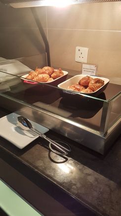 HKG lounge breakfast