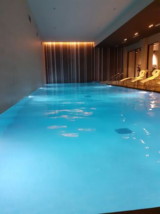 Swimming pool  in the basement ( 45min timeslot needing to be booked when i was there) Gym in upper right hand corner ( behind glass with separate entrance). Small  jetted tub ( same tempreature as the pool) also at the top right corner of the pool