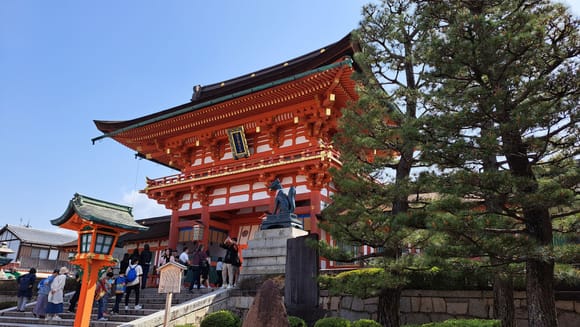 Fushimi-inari-tasiha temple on a Wednesday morning