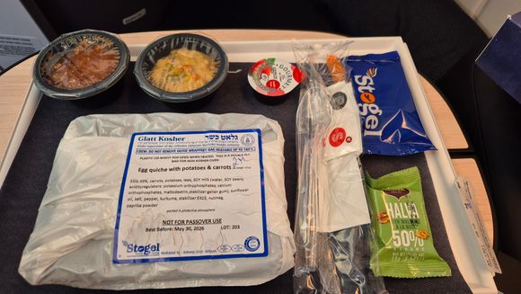 Now of course you have to know how to open the double-bagged main. Tip: don't use the plastic knife, it's not strong enough. 