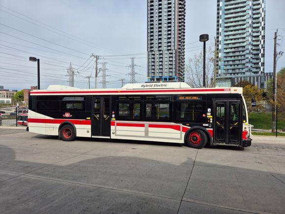 Bus in the old TTC livery. Almost 20 years old this bus.