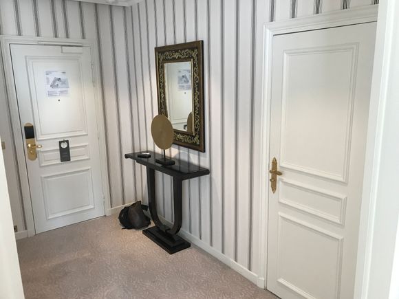Entrance hall, with right the door connecting to another ambassador suite