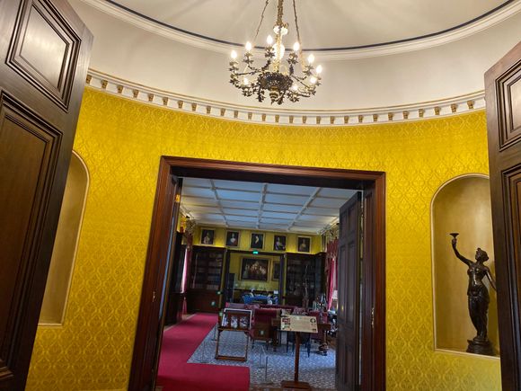 Interesting curved ceiling with crown moulding


