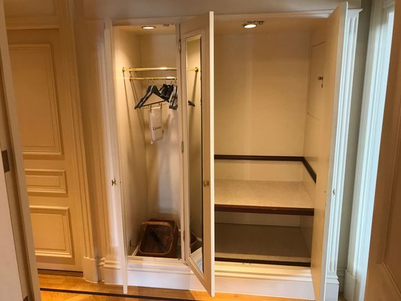 Closet antechamber