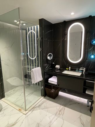 Most if not all the Deluxe Rooms have Showers with Rainfall and flexible attachment. The water temperature and pressure was excellent at this hotel!