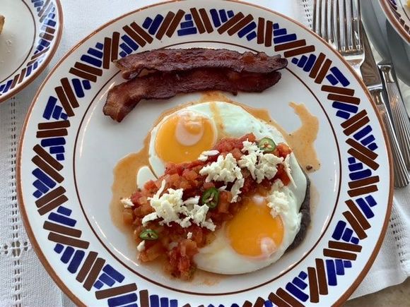 Huevos rancheros con tocina