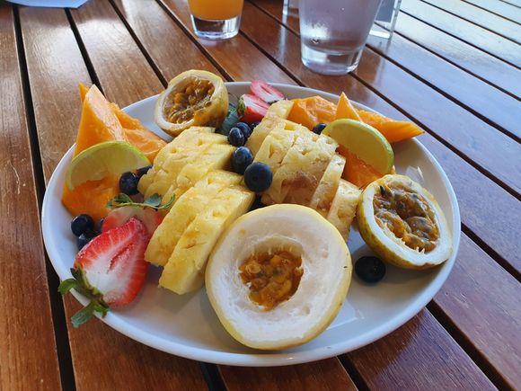 Fruit plate (no melon, sub other).

