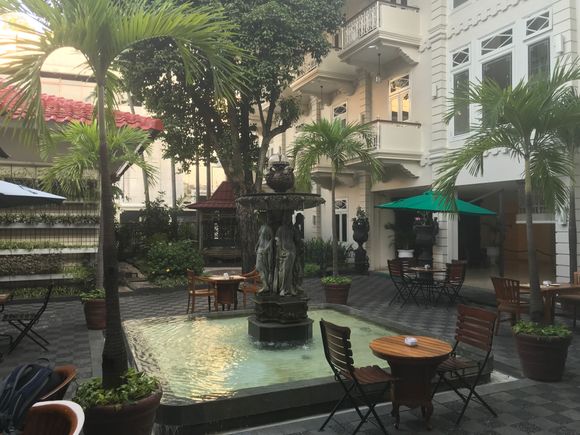 Exiting the lobby you will face the fountain court and the restaurant! This is the location of the heritage wing with the standard rooms