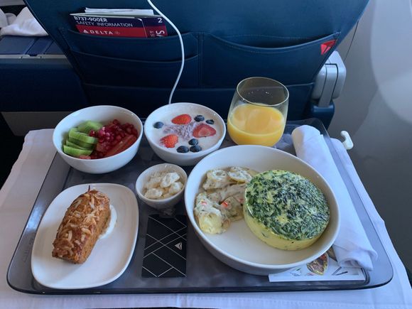 JFK-SEA on a 739 but this is the more substantial domestic Delta One type of meal. Nice mixed berries Greek yogurt; spinach frittata was fine, nothing exceptional