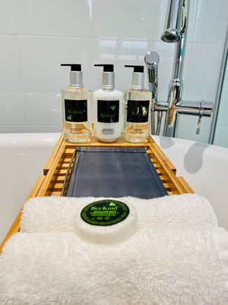 Haiku Suite master bathroom Amenities 