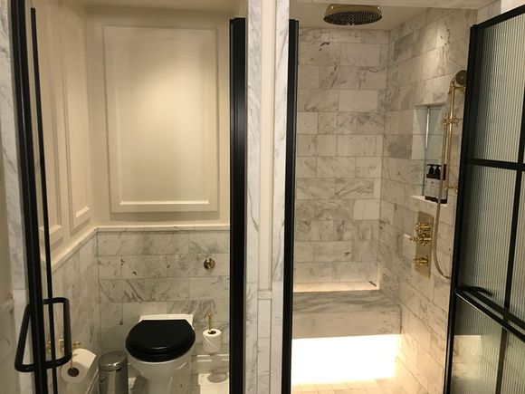 Seperate toilet (no bidet stick) and showerstall (excellent pressure and heating)
