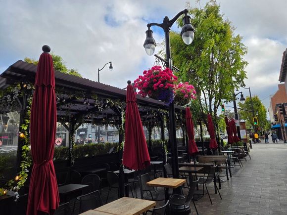 Some places like Crepevine  (casual spot for sandwiches, crepes and salads) feature outdoor seating.