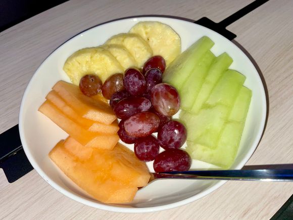 AY JFK-HEL J fruit plate extra prepared for Ffay005 :)