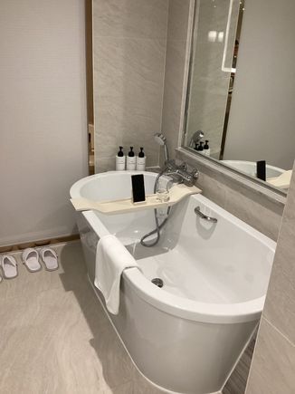 Excellent bath tray, must get one for home