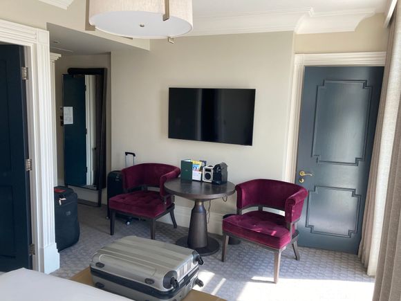 Standing at the bed, this what you'll see when wake up. Utterleft: bathroom, upper left: entrance and closet, right doir: connecting to room #402