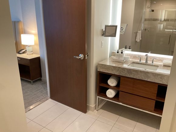 Single vanity area : all clean