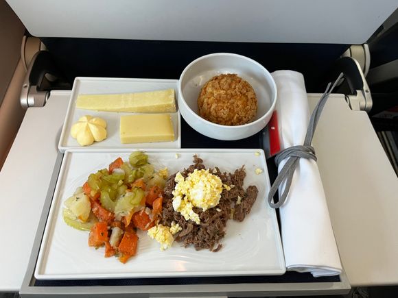 This was CDG to CPH it was described as Eggs on Ground beef. It was meh, a huge downgrade compared to the last meal of shrimps on Curry Mashed potatoes.  The mixed Veggies on the left looked unappealing was actually quite tasty. 