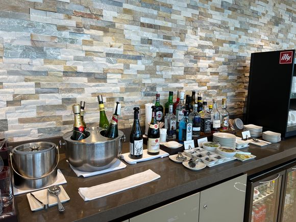 3 self service Bars, both Mumm & Moet Champagne 🍾