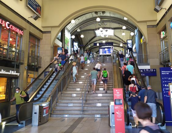 Not quite Grand Central Station in NYC, but the station hall in Mainz is quite impressive 