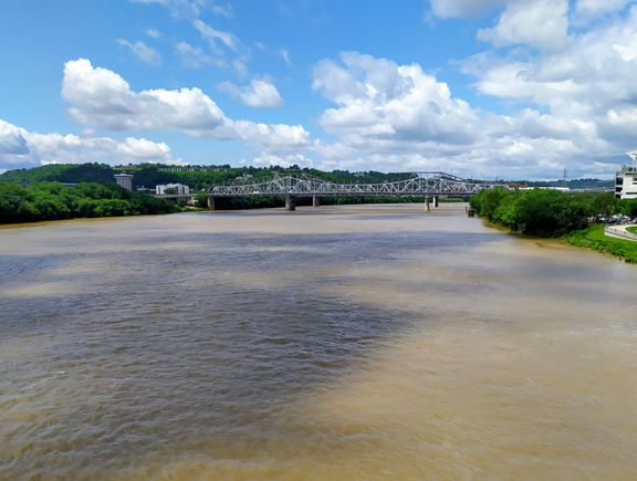 The huge Ohio River, a real Thing lookalike 