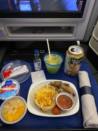 Breakfast on UA219 ORD-HNL 011/28/21:
Leek quiche with breakfast sausage, potatoes, tomato and tomato sauce, with assorted sides and a screwdriver
