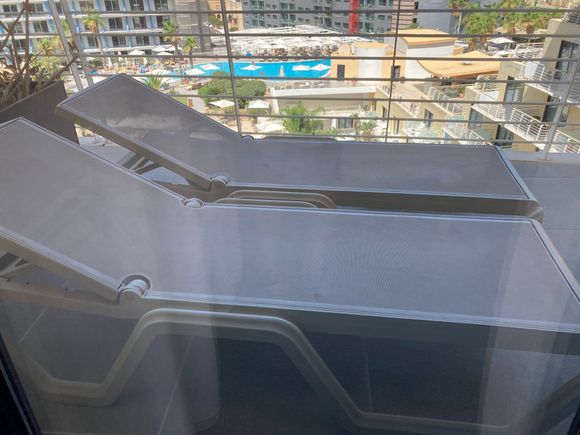 Has 2 deckchairs on balcony